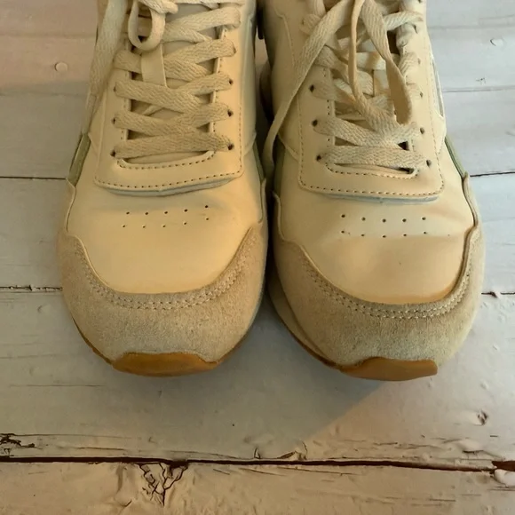 Reebok Cream and Green Sneakers Retro-Inspired Design - Picture 4 of 6